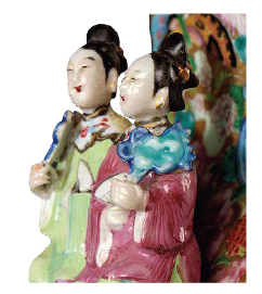 圖為清道光廣彩開光花蝶人物紋雙人耳方口扁瓶細(xì)節(jié)圖，此瓶雙耳是東方仕女造型，蓋紐是西方圣母造型，這種中西組合的造型十分少見，反映出當(dāng)時中西文化的交流和融合。（來源：廣州十三行博物館）