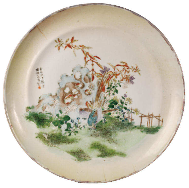 “外銷瓷”是指我國生產(chǎn)的，專門銷往國外的瓷器，清代“一口通商”時期，中國瓷器遠銷歐美，對歐美人民生活影響深遠。這一時期輸出的瓷器種類眾多，有粉彩、廣彩、青花、五彩等，器物造型及紋飾圖案既保留了中國制瓷藝術(shù)的傳統(tǒng)特征，又汲取了歐美的藝術(shù)精華，從而燒制出了大量精美的瓷器。圖為1909年廣彩“廣東博物商會”石景紋碟。（來源：廣州十三行博物館）