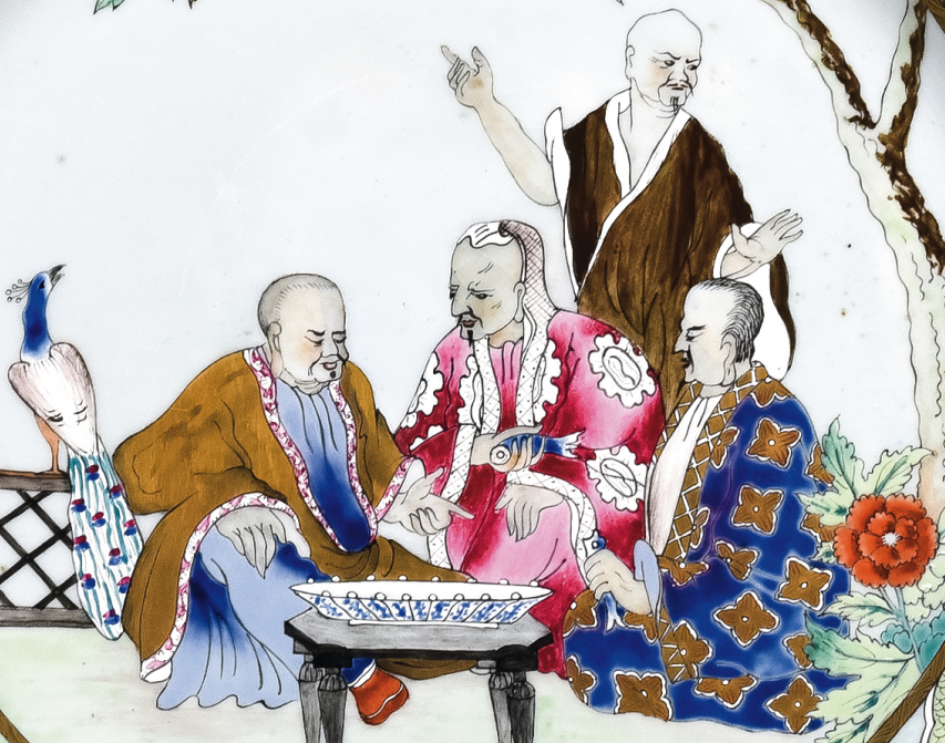 圖為清中期廣彩人物紋大碟細節(jié)圖，此碟紋飾是荷蘭著名設(shè)計師考納利斯. 普朗克（Cornelis Pronk）設(shè)計的“博士圖”。也有學(xué)者認為該設(shè)計源自中國的“三酸圖”。蘇東坡曾與黃庭堅、佛印禪師共同品嘗唐代名醋“桃花酸”，三人嘗醋后表情各不相同，從而代表了儒、釋、道的人生態(tài)度。儒家以為酸，佛家以為苦，道家以為甜。（來源：廣州十三行博物館）