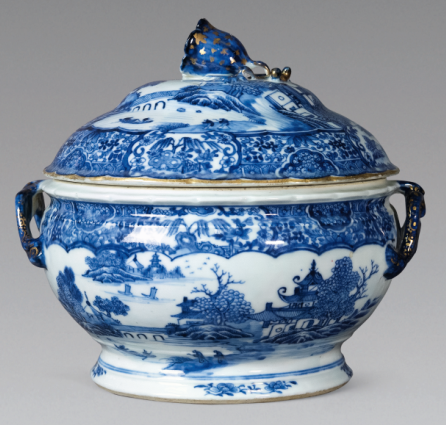 “外銷(xiāo)瓷”是指我國(guó)生產(chǎn)的，專(zhuān)門(mén)銷(xiāo)往國(guó)外的瓷器，清代“一口通商”時(shí)期，中國(guó)瓷器遠(yuǎn)銷(xiāo)歐美，對(duì)歐美人民生活影響深遠(yuǎn)。這一時(shí)期輸出的瓷器種類(lèi)眾多，有粉彩、廣彩、青花、五彩等，器物造型及紋飾圖案既保留了中國(guó)制瓷藝術(shù)的傳統(tǒng)特征，又汲取了歐美的藝術(shù)精華，從而燒制出了大量精美的瓷器。圖為清中期青花庭院山水紋花鈕蓋盅。（來(lái)源：廣州十三行博物館）