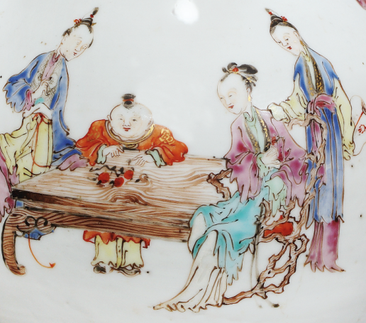 圖為清雍正廣彩人物紋長頸瓶細(xì)節(jié)圖，腹部繪仕女嬰戲圖。此器胎體潔白，畫工精美，色澤鮮明。（來源：廣州十三行博物館）