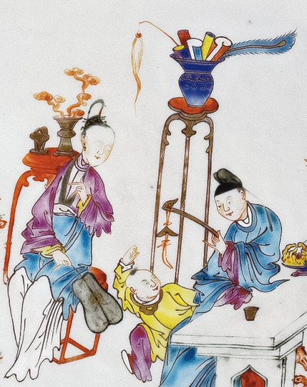 圖為清雍正廣彩嬰戲紋花口碟細(xì)節(jié)圖，碟心繪人物嬰戲圖，人物形象逼真，色彩艷麗，栩栩如生。（來源：廣州十三行博物館）