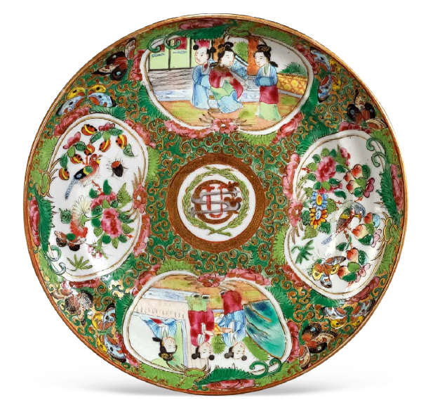 “外銷瓷”是指我國(guó)生產(chǎn)的，專門銷往國(guó)外的瓷器，清代“一口通商”時(shí)期，中國(guó)瓷器遠(yuǎn)銷歐美，對(duì)歐美人民生活影響深遠(yuǎn)。這一時(shí)期輸出的瓷器種類眾多，有粉彩、廣彩、青花、五彩等，器物造型及紋飾圖案既保留了中國(guó)制瓷藝術(shù)的傳統(tǒng)特征，又汲取了歐美的藝術(shù)精華，從而燒制出了大量精美的瓷器。圖為清末廣彩“USG”花鳥人物紋小碟。（來源：廣州十三行博物館）