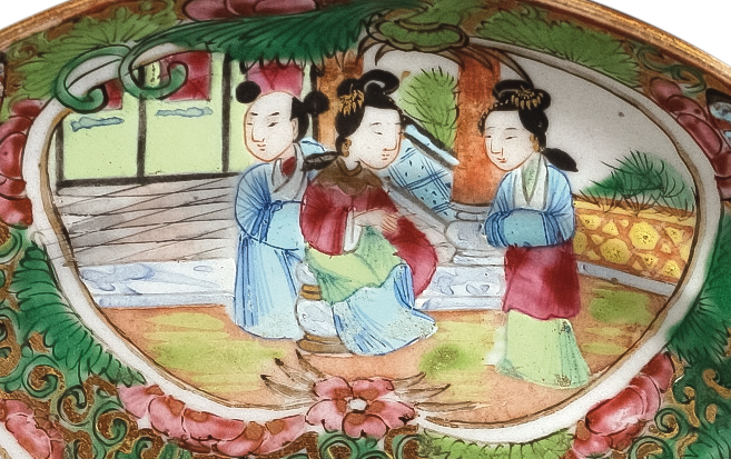 圖為清末廣彩“USG”花鳥人物紋小碟細(xì)節(jié)圖。（來源：廣州十三行博物館）