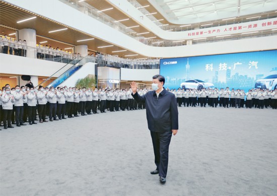 2023年4月10日至13日，中共中央總書記、國家主席、中央軍委主席習(xí)近平在廣東考察。這是12日下午，習(xí)近平在廣汽研究院向職工們揮手致意。 新華社記者 鞠鵬/攝